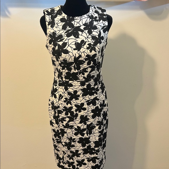 Calvin Klein Monochrome Floral Pattern Size 4 - Picture 1 of 6